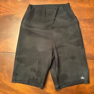 Alo women’s high rise biker shorts. New without tags. Color: Camo. Size s.